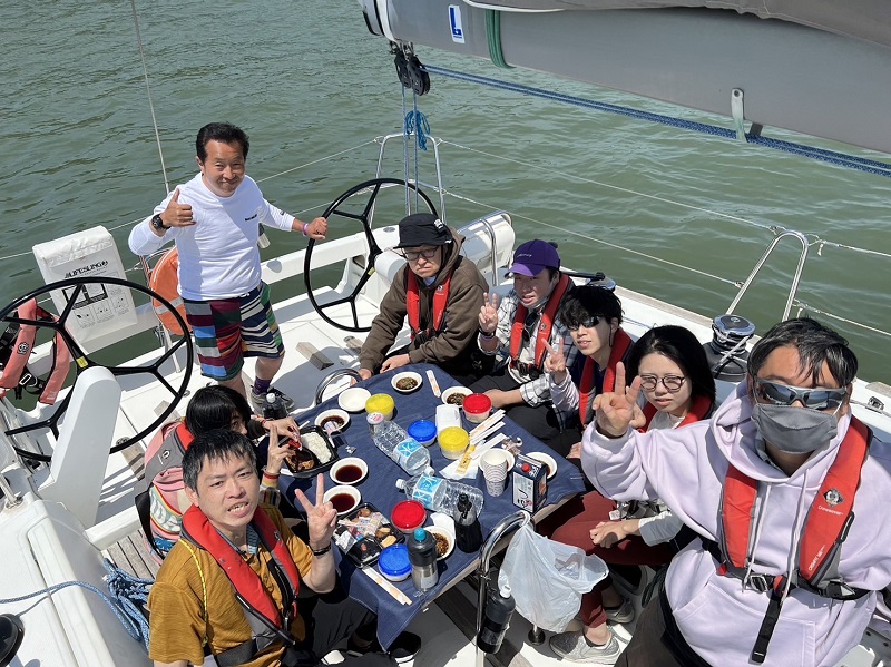 5月9日、デイケアプログラムですずかけの郷、ぶなの森のメンバーさん達と、晴天に恵まれ楽しくヨットを楽しみました。